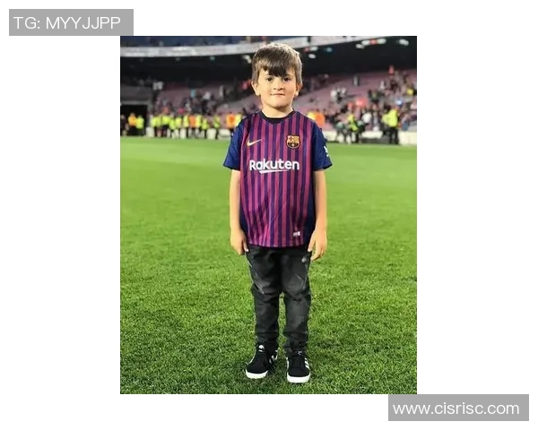 足球明星儿子最新近照曝光引发热议小小球星的成长之路备受关注